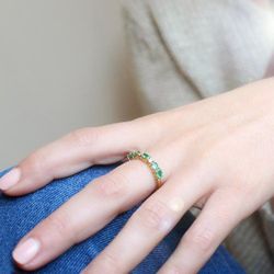 01-162747A Media alianza para mujer de oro con diamantes y esmeraldas