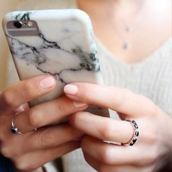 01-162747B Media alianza mujer de oro blanco con brillantes y zafiros