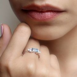 01-173928 Anillo mujer de oro blanco con aguamarina talla esmeralda y brillantes