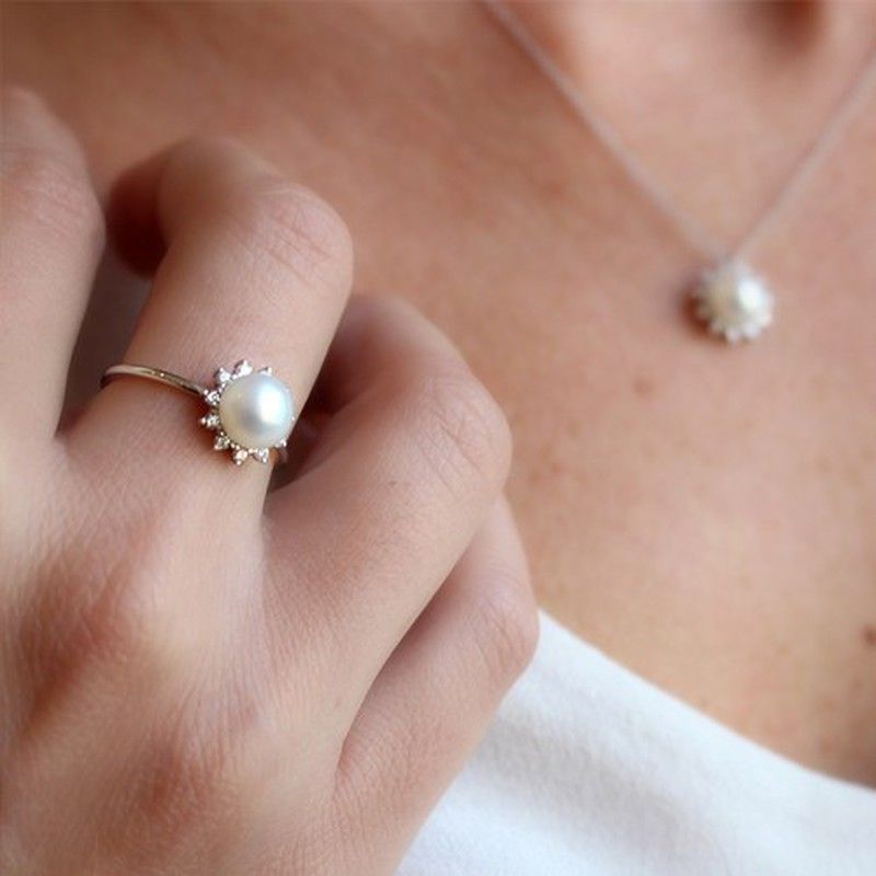 01-183956B Anillo mujer oro blanco con diamantes y perla cultivada central