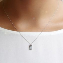 03-173878 Colgante mujer discreto y elegante de oro blanco con aguamarina y diamantes