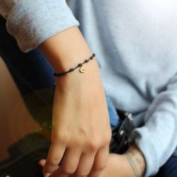 04-152952 Pulsera para mujer de macramé color negro con inicial de oro y diamante, muy cómoda y llevadera