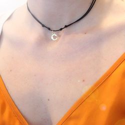 04-152952G Colgante mujer cordón de cuero inicial de oro con brillante