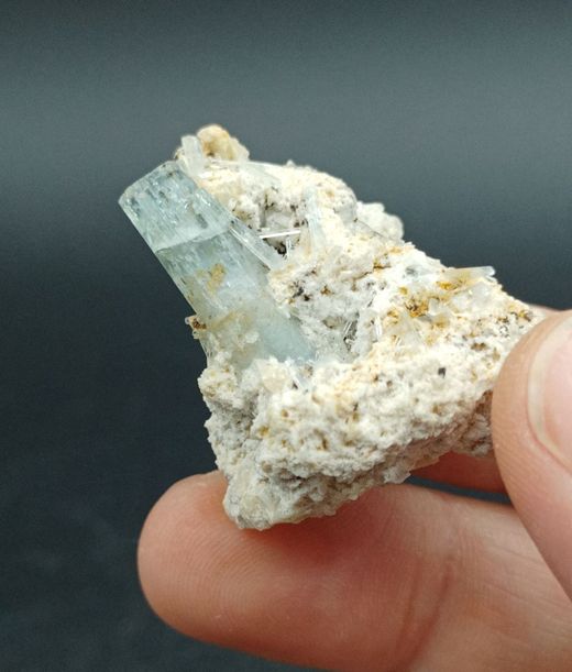 Aguamarina en Albita