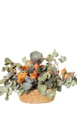 Alegre y otoñal centro de flores secas y preservadas en tonos naranja