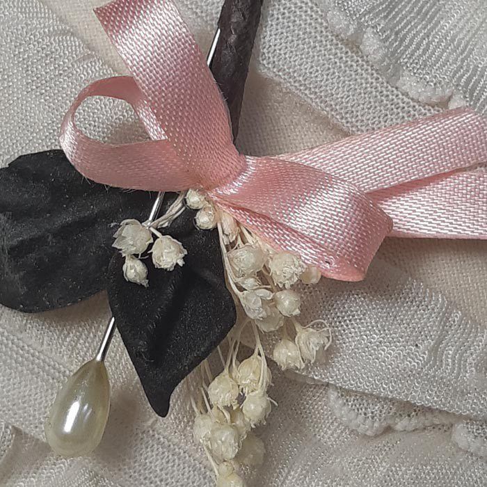 Alfiler flor seca y cala negra