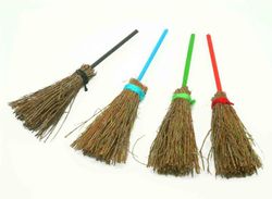 Amuleto 4 escobas barre penas