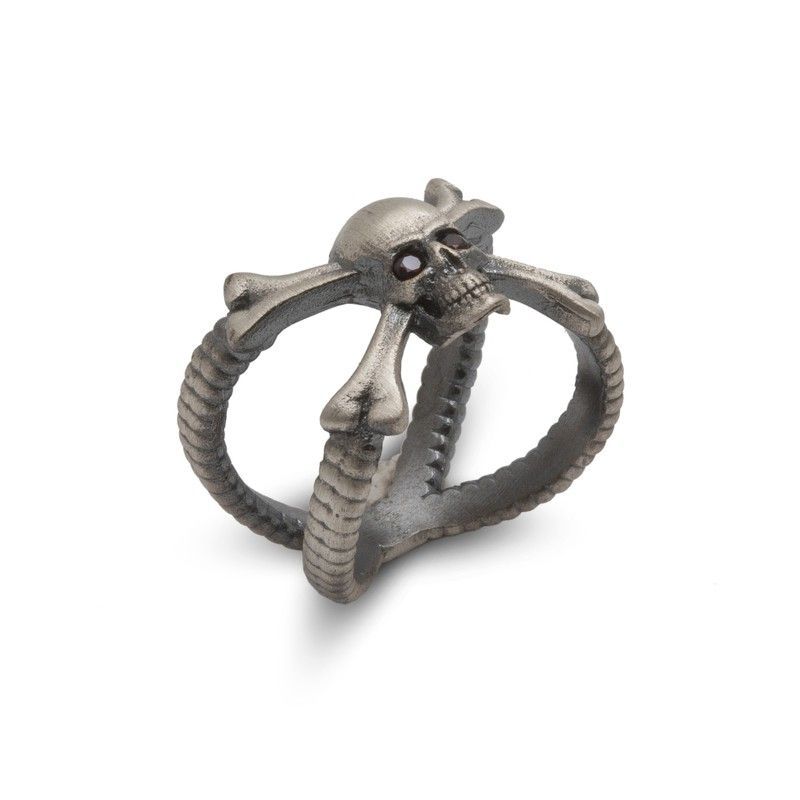 Anillo de calavera pirata en plata con espinela negra.