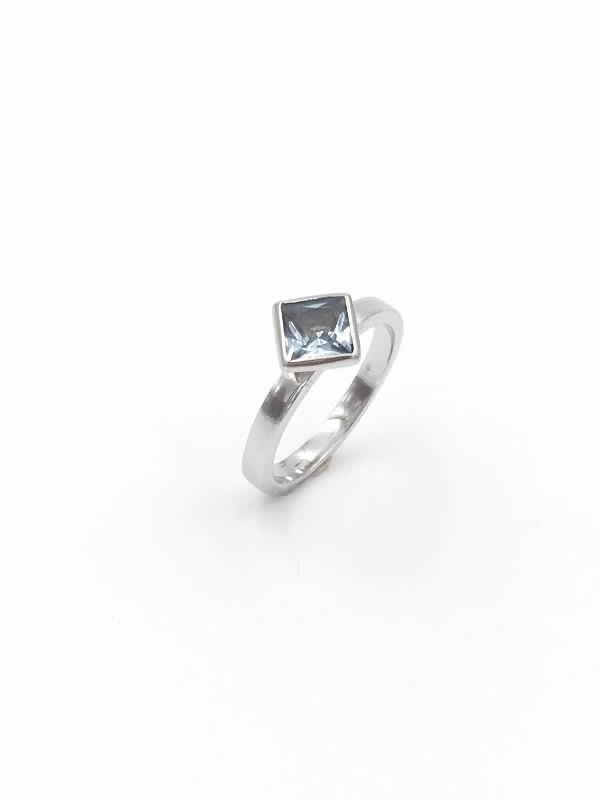 Anillo de plata de ley con cristal azul