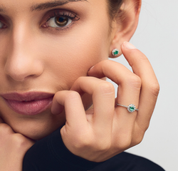 Anillo mujer elegante de oro 18k con rosetón de esmeralda y diamantes