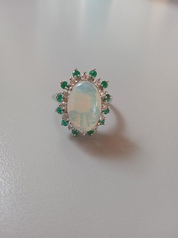 Anillo mujer oro blanco montado con Ópalo, Esmeraldas y Brillantes