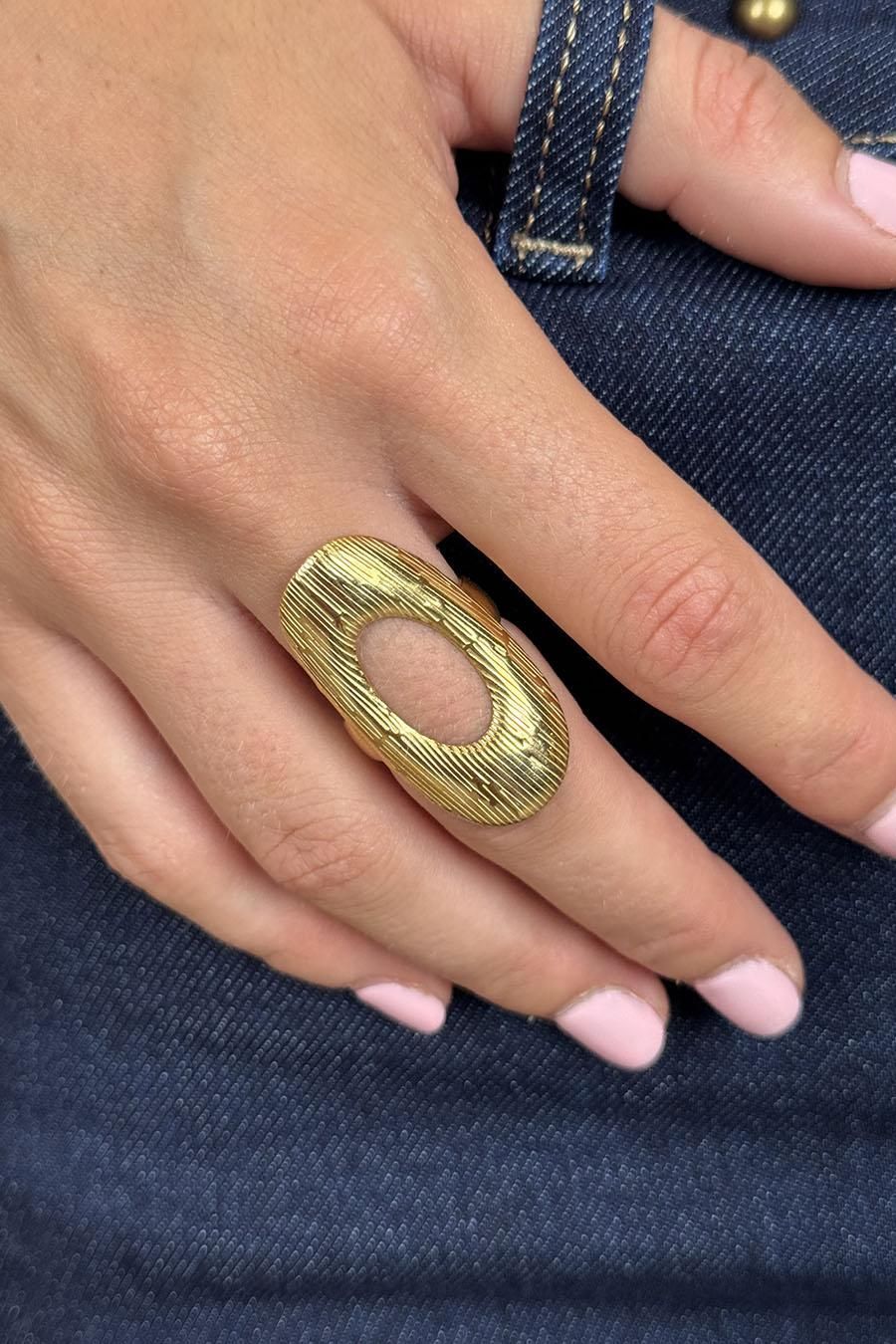 Anillo ovalado dorado