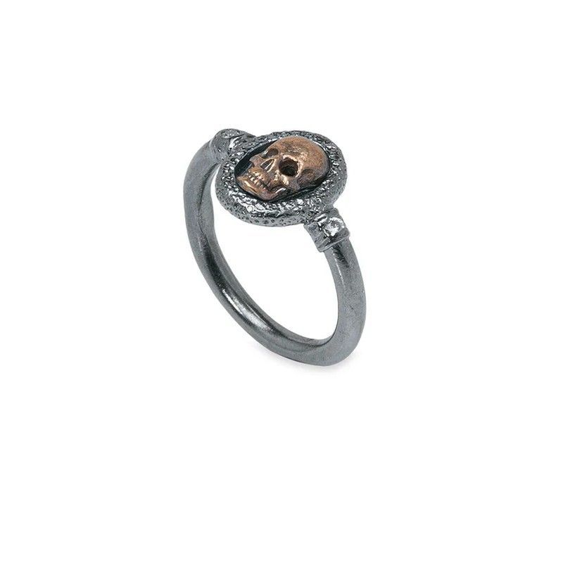 Anillo Skip SR024X PLATA DE PALO Anillo PLATA DE PALO que combina la elegancia de la plata con el misterio de la calavera en bronce