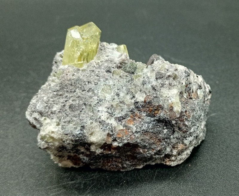 Apatito esparraguina cristales principal en matriz de cuarzo