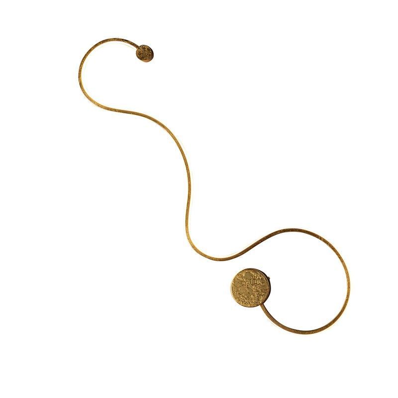 Aplique L de acero dorado, 94 x 4 x 28 cm | Grafos