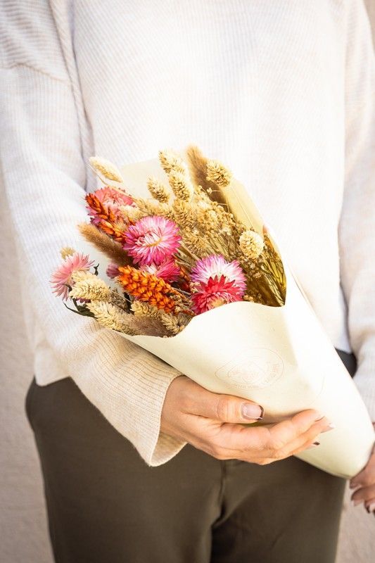 Armonioso bouquet variado de flores secas Hippy