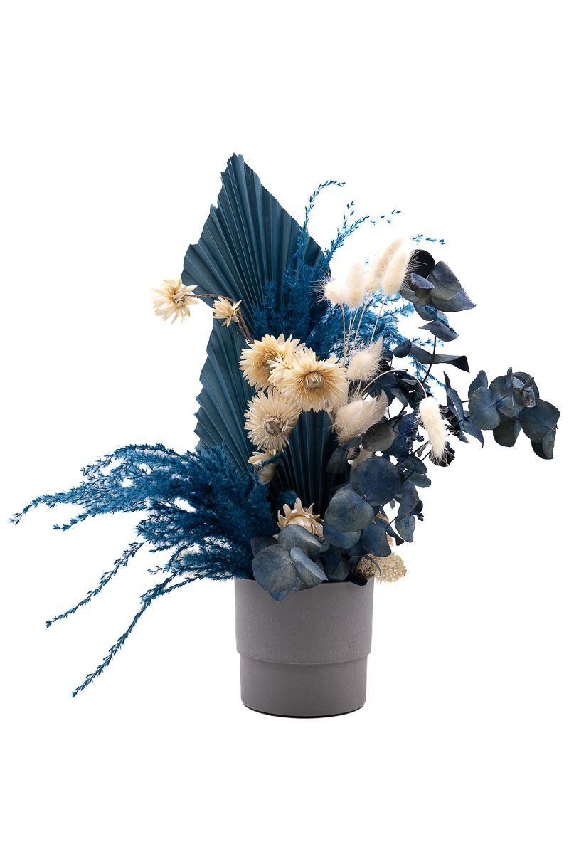 Armonioso centro de flores preservadas en color azul