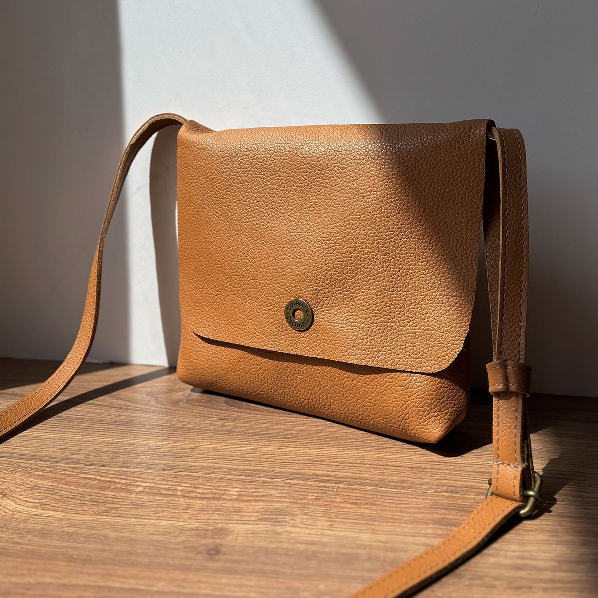 Bandolera con solapa pequeña CUIROTS Seta de piel