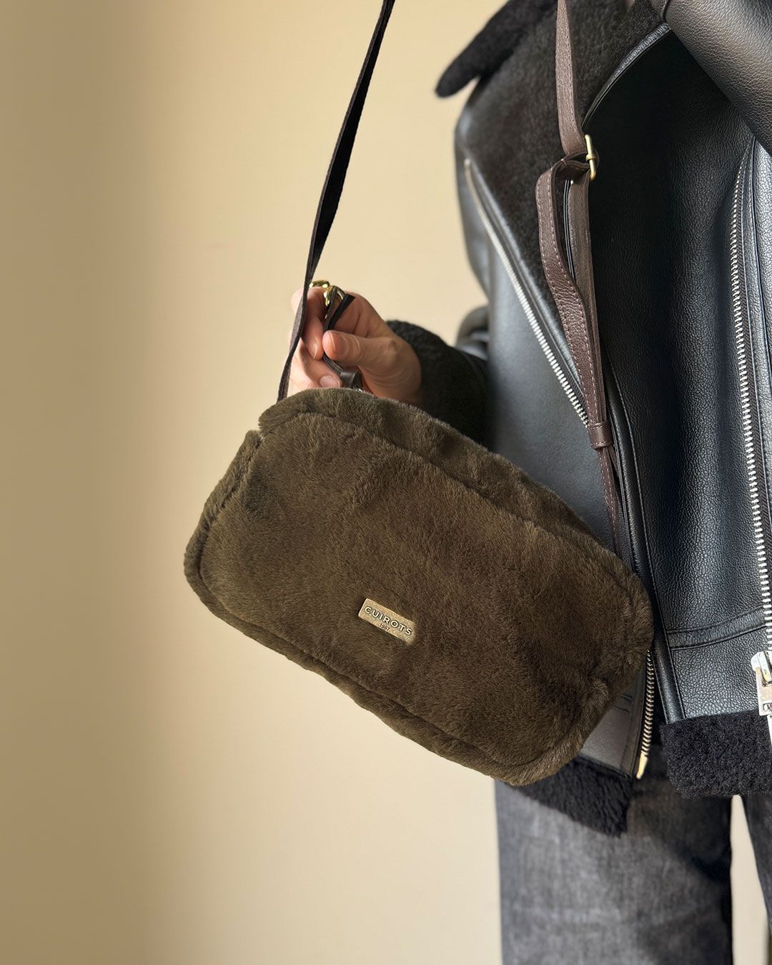 Bandolera mediana CUIROTS Grosseto con pelito