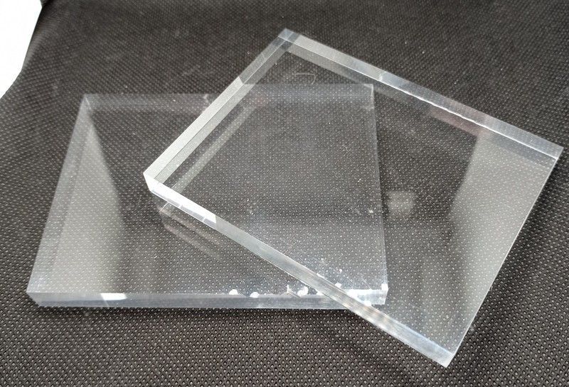 Base de metacrilato de 100x75x10 mm.