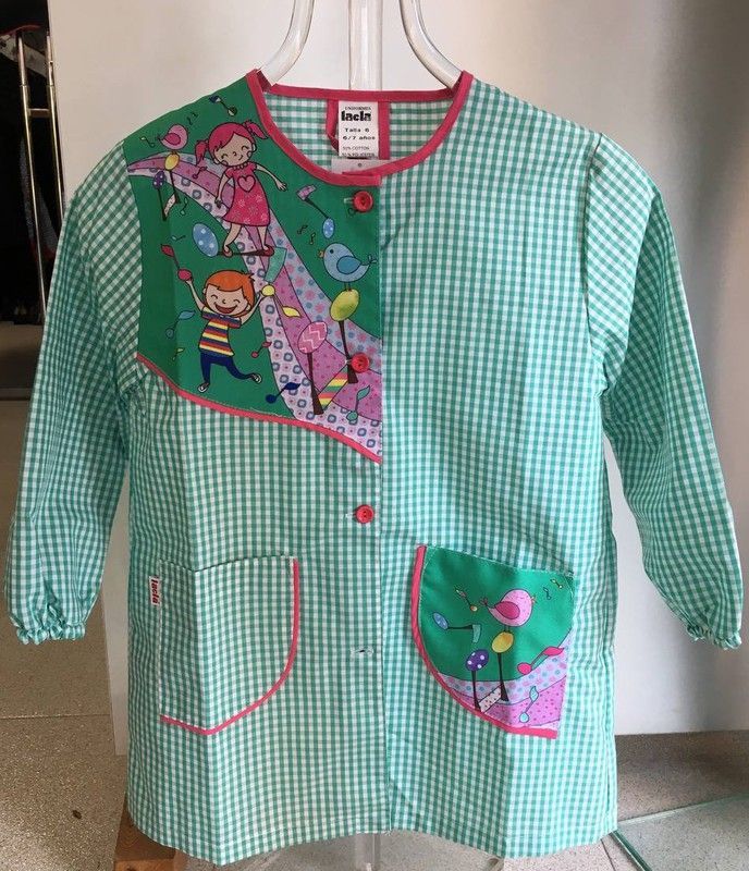 Bata con botones y puño con goma