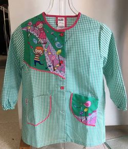 Bata con botones y puño con goma