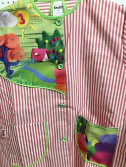 Bata de rallas con botones