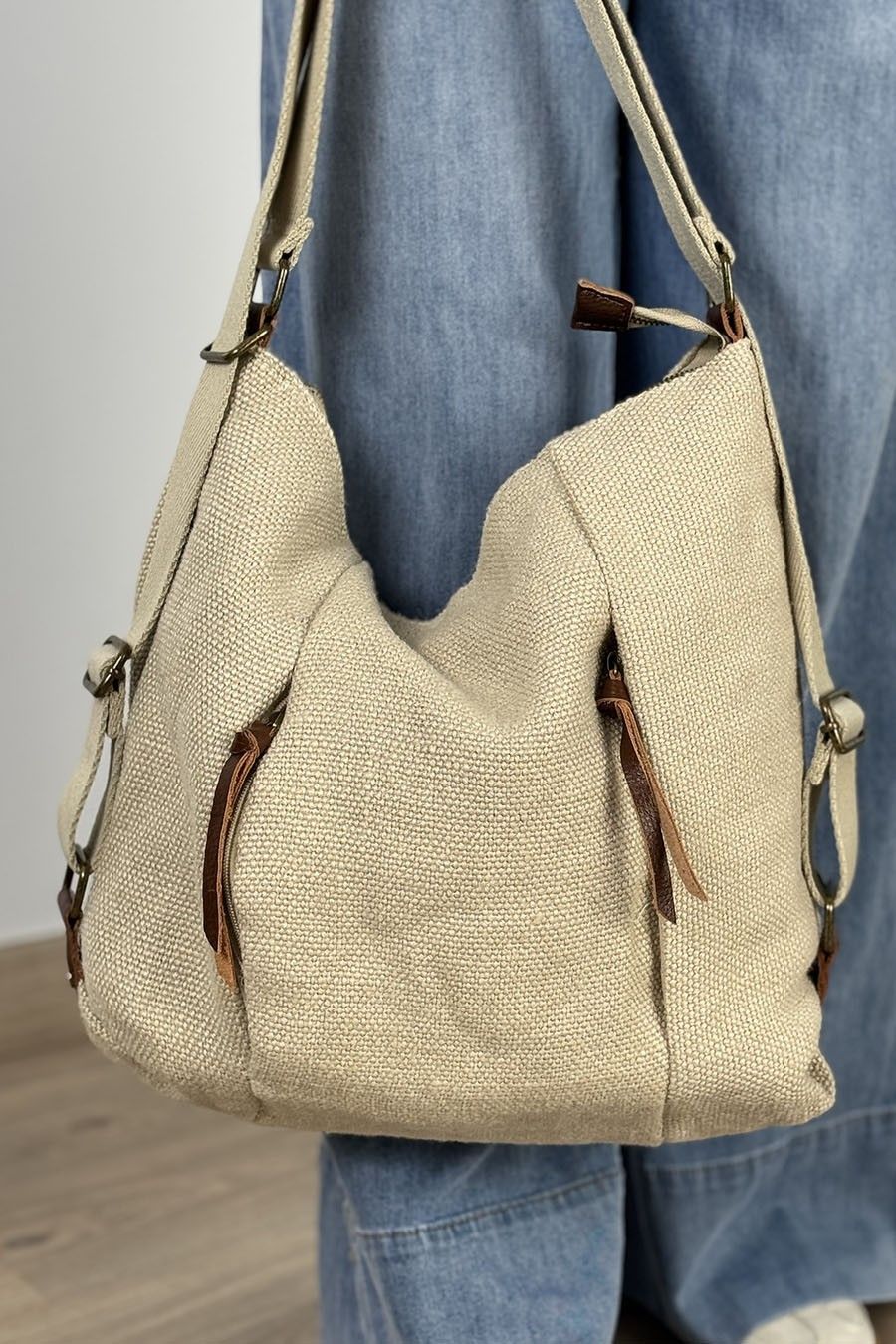 Bolso de hombro y mochila beige