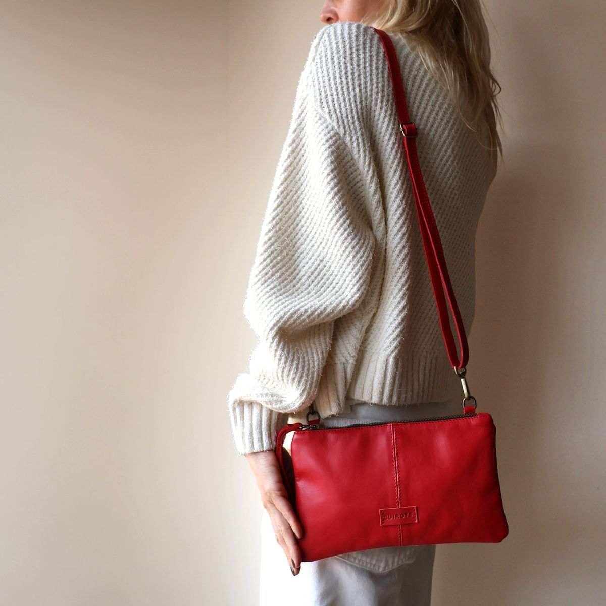 Bolso de mano tipo sobre CUIROTS Olivia