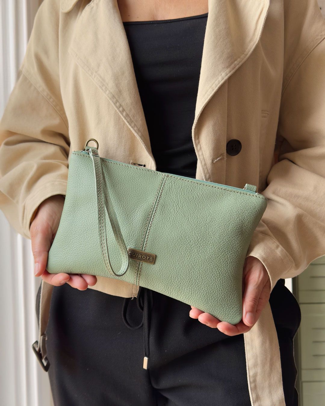 Bolso de mano tipo sobre CUIROTS Thelma