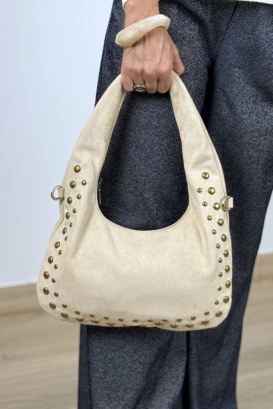 Bolso slouchy tachuelas beige