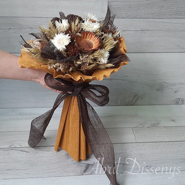 Bouquet de proteas y flor seca