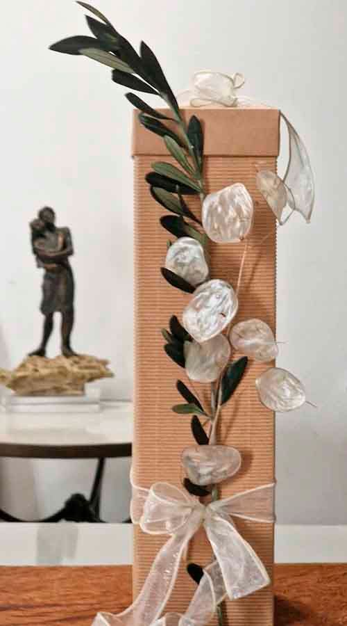 Caja de Cartón Decorada con Flores Preservadas