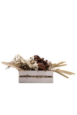 Caja de madera color blanco con flores secas y preservadas en color natural