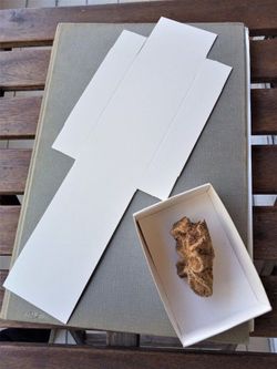 Caja plegable troquelada de 70x100 mm.