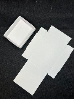 Caja plegable troquelada de cartón de 45x65 cm.