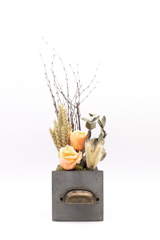 Cajón rústico de madera con rosas preservadas