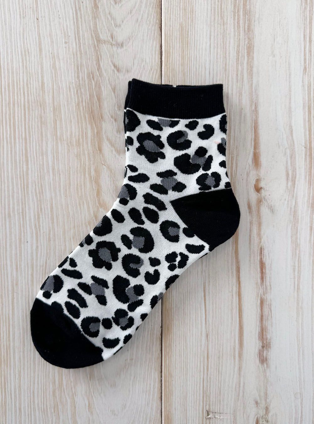 Calcetín leopardo blanco-negro-gris