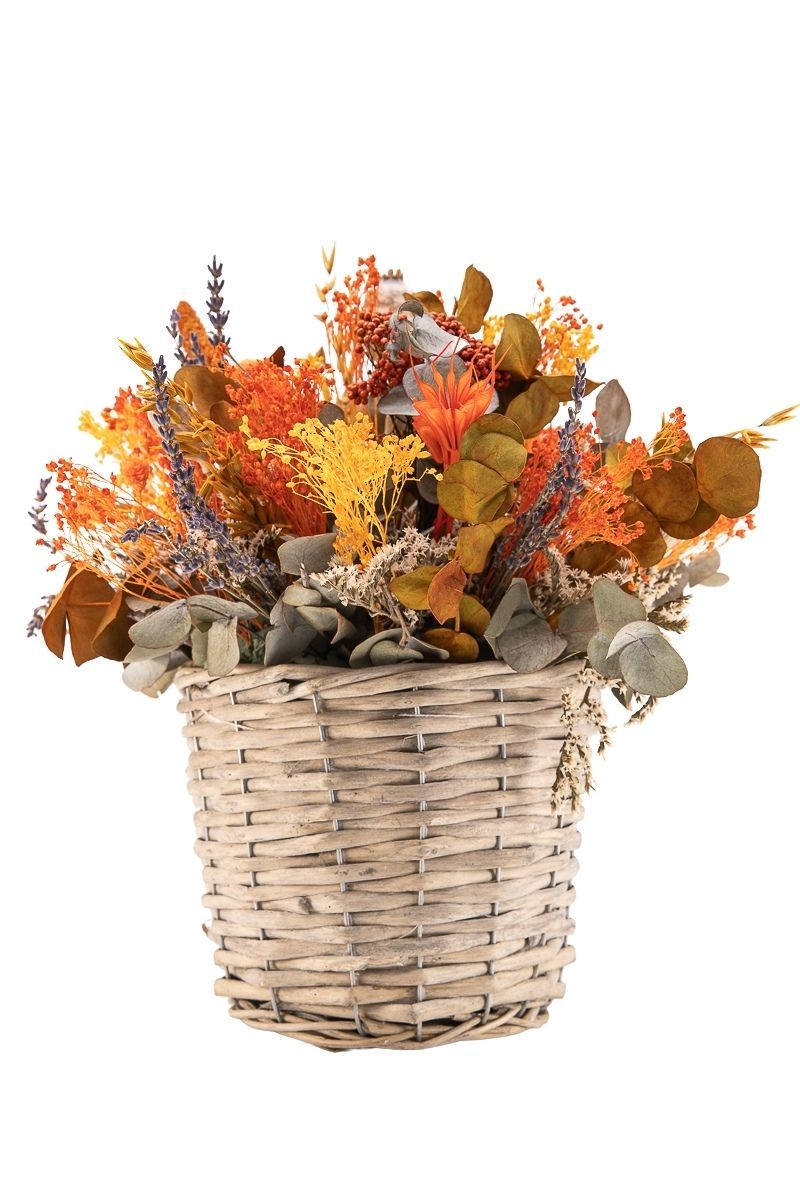 Cálidas flores para este centro en tonos anaranjados y naturales