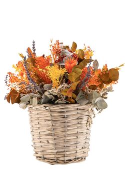 Cálidas flores para este centro en tonos anaranjados y naturales