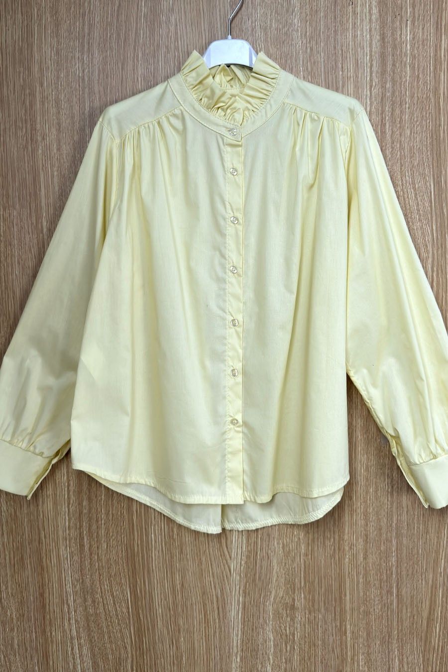 Camisa cuello mao amarilla