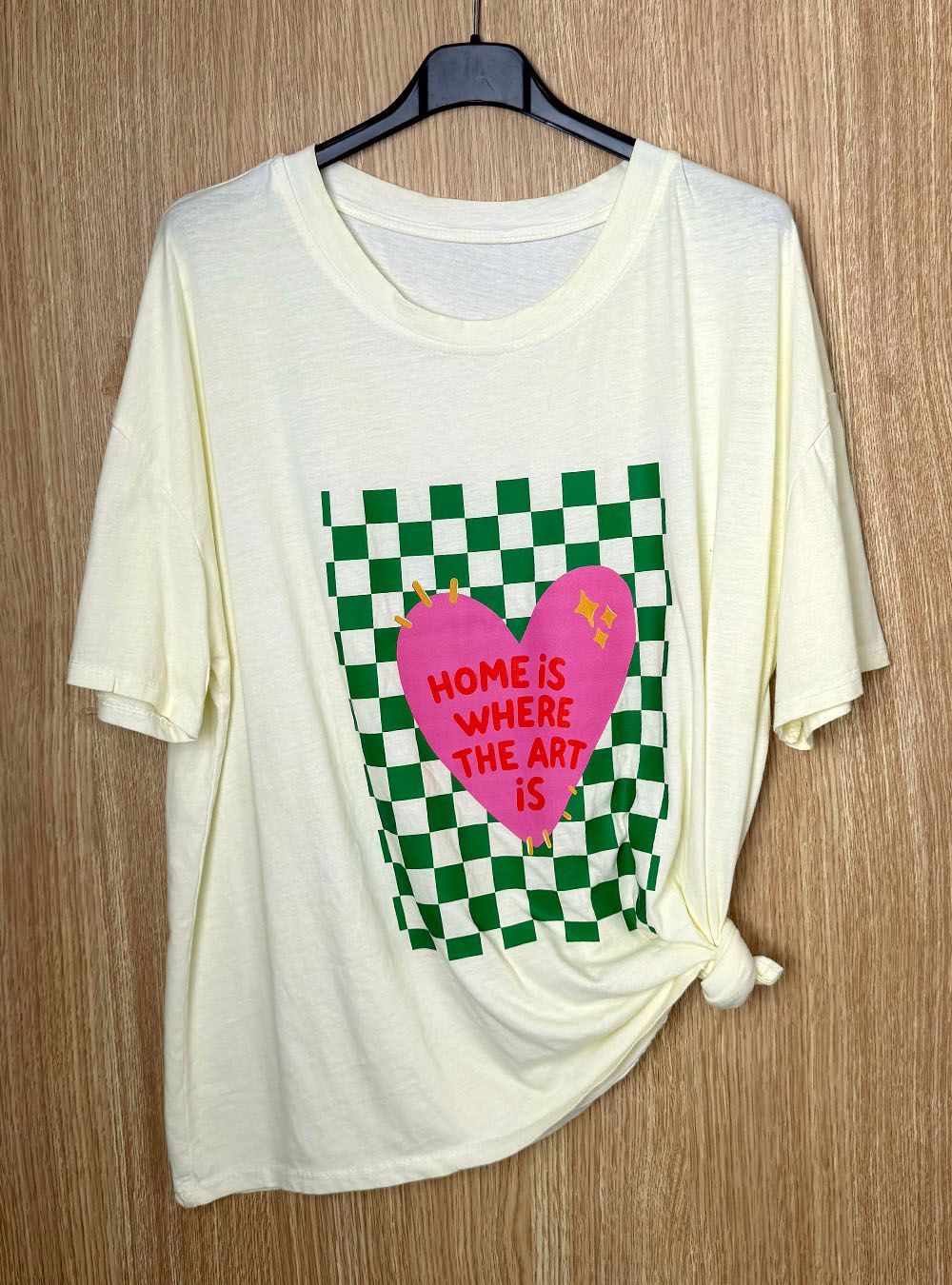 Camiseta Home is where the art amarillo