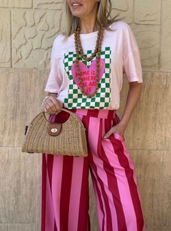 Camiseta Home is where the art rosa