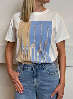 Camiseta jirafas blanco-beige-celeste