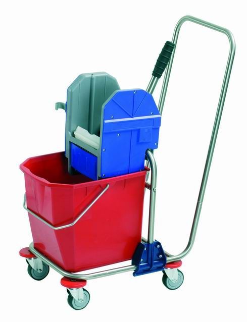 Carro de acero inoxidable con un cubo con prensa