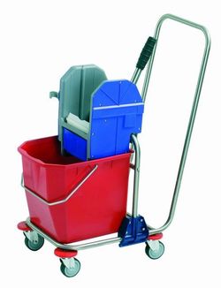 Carro de acero inoxidable con un cubo con prensa