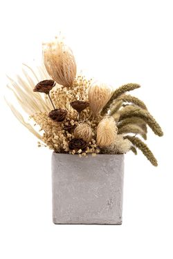 Centro de flores secas y preservadas en tonos natural