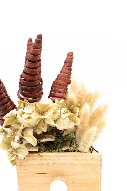 Centro de mesa en caja de madera con flores preservadas