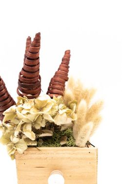 Centro de mesa en caja de madera con flores preservadas