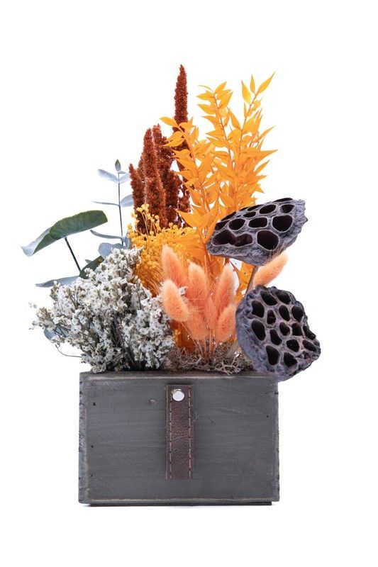 Centro primaveral con flores secas y preservadas en tonos naranjas